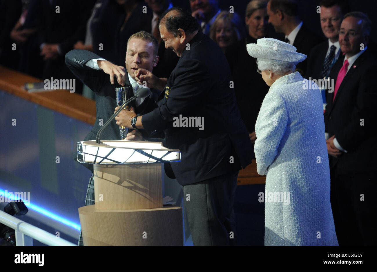 SIR CHRIS HOY hilft seine königliche Hoheit Prinz COMMONWEALTH GAMES 2014 GLASG CELTIC PARK GLASGOW Schottland 23. Juli 2014 Stockfoto