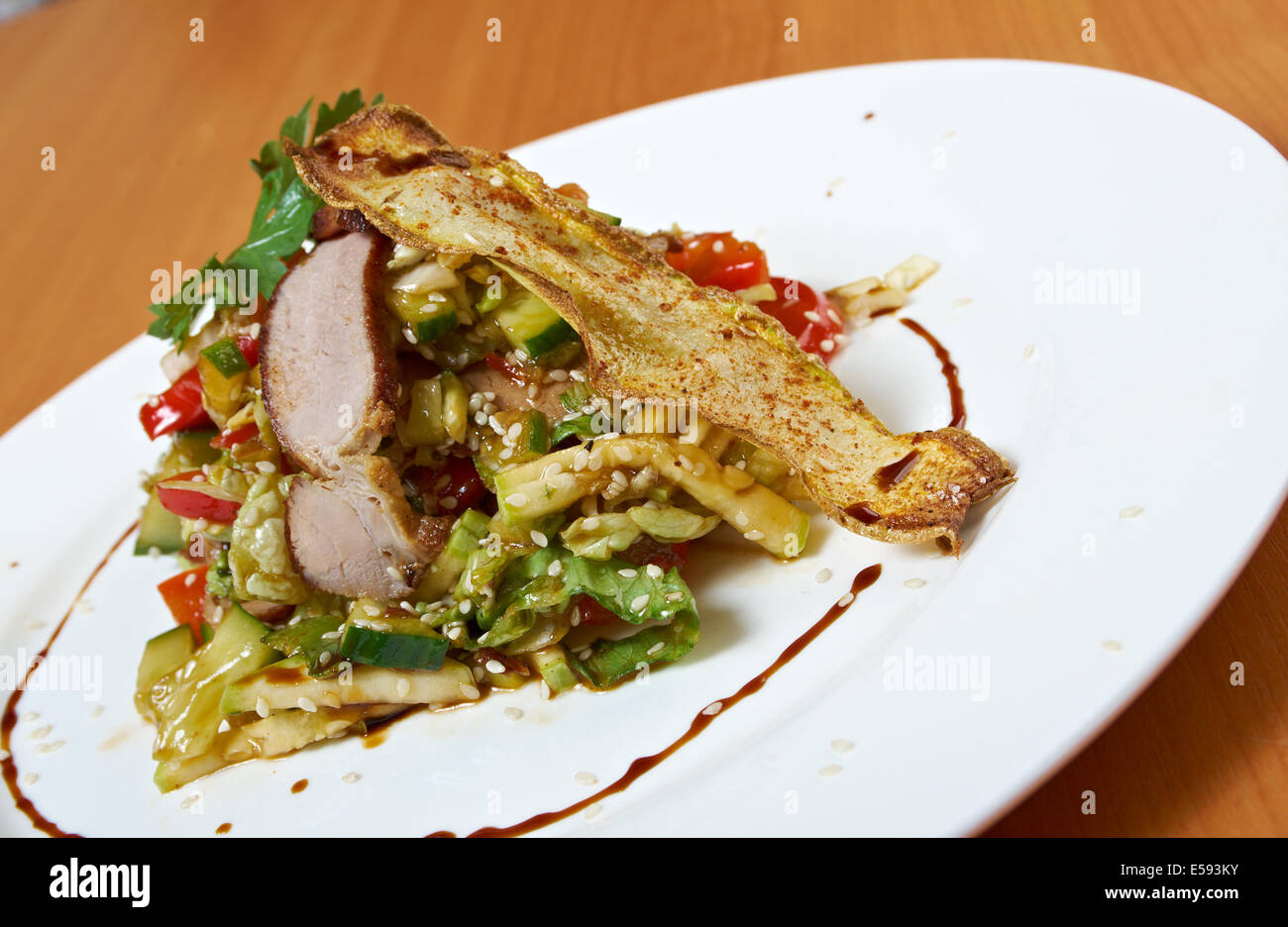 Salat mit Rindfleisch Und Speck Stockfoto