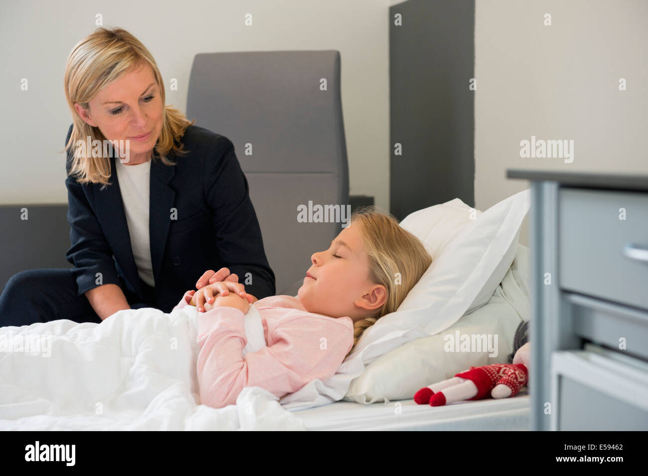 Mutter besuchen Tochter im Krankenhaus Stockfotografie - Alamy