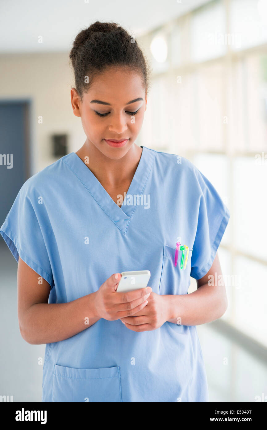 Krankenschwester von SMS-Nachrichten mit dem Handy Stockfoto