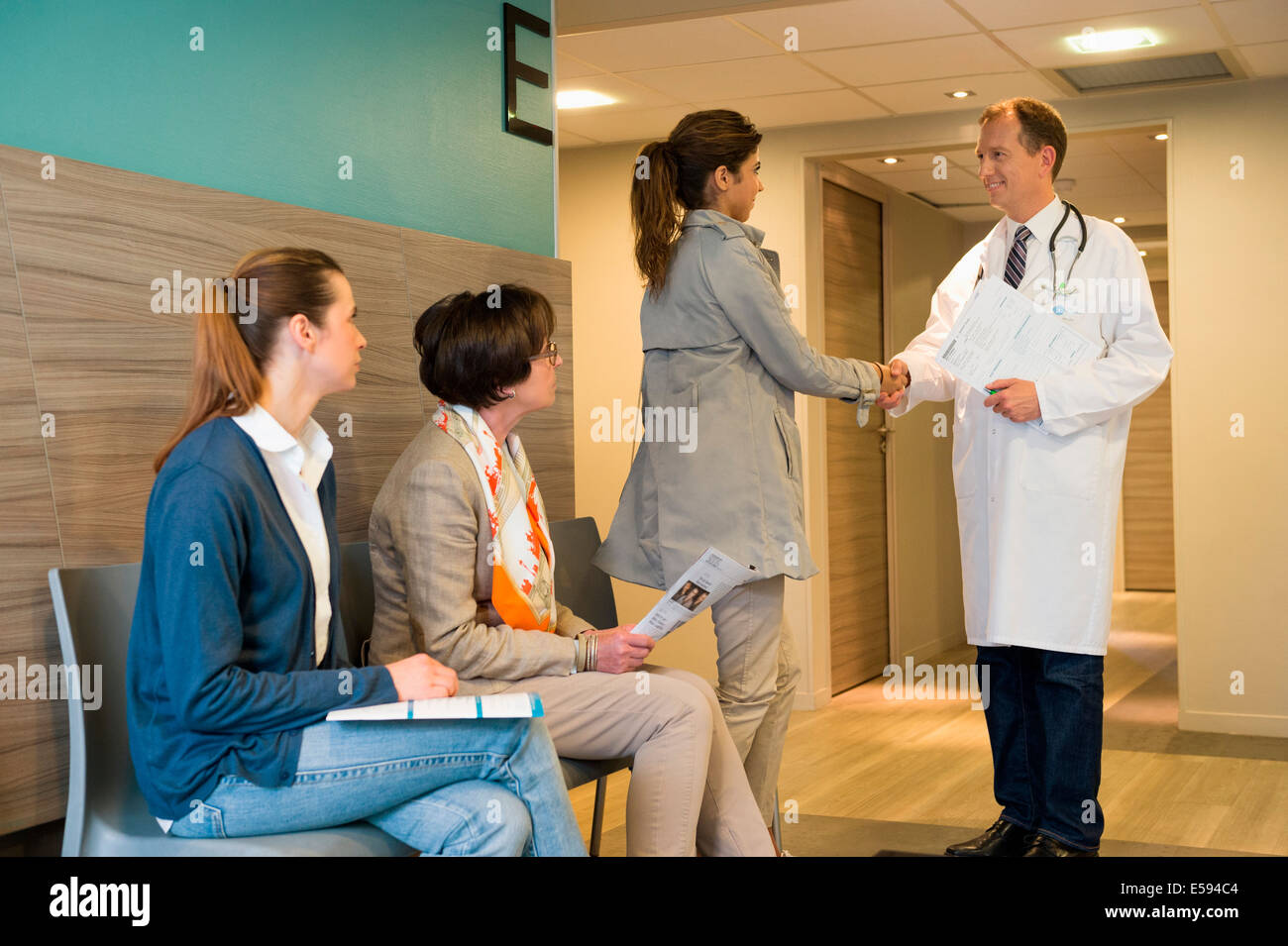 Männlichen Arzt Händeschütteln mit seinem Patienten im Wartezimmer Stockfoto