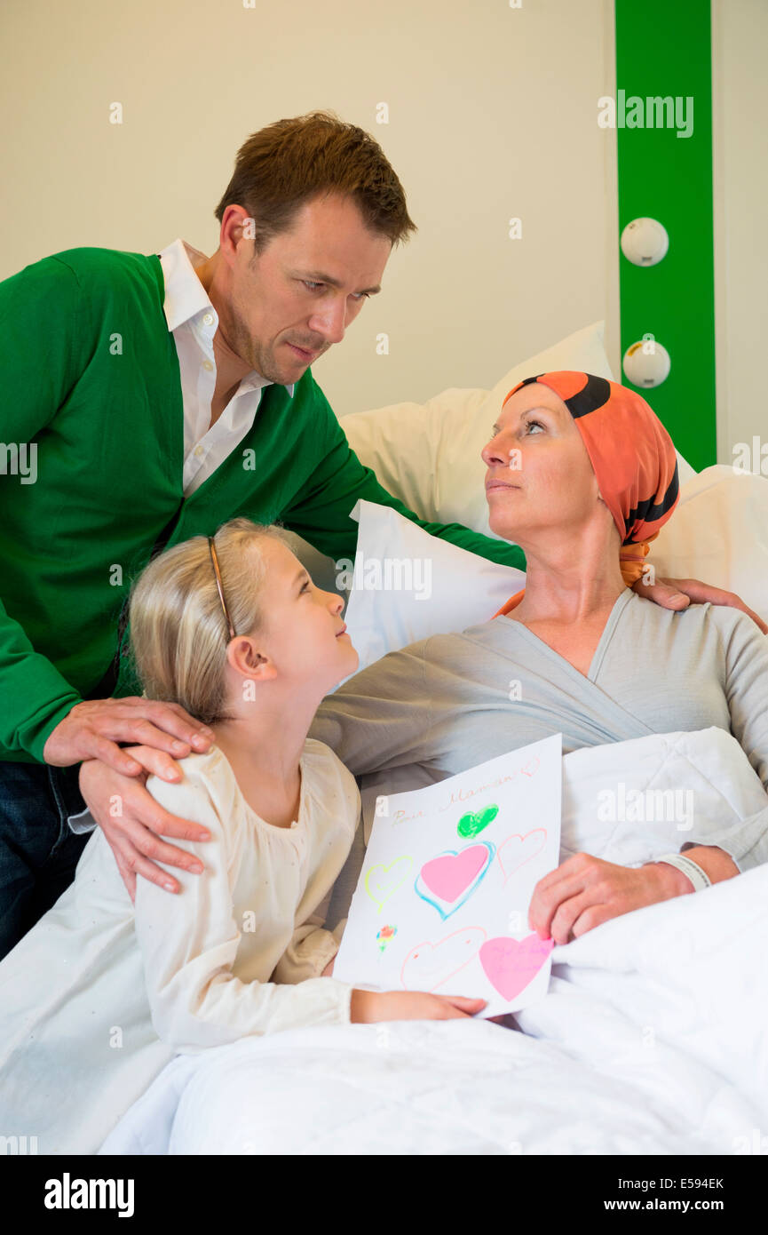 Mutter Im Krankenhaus Vater Muss Arbeiten Mädchen mit ihrem Vater, ihrer Mutter im Krankenhaus besuchen