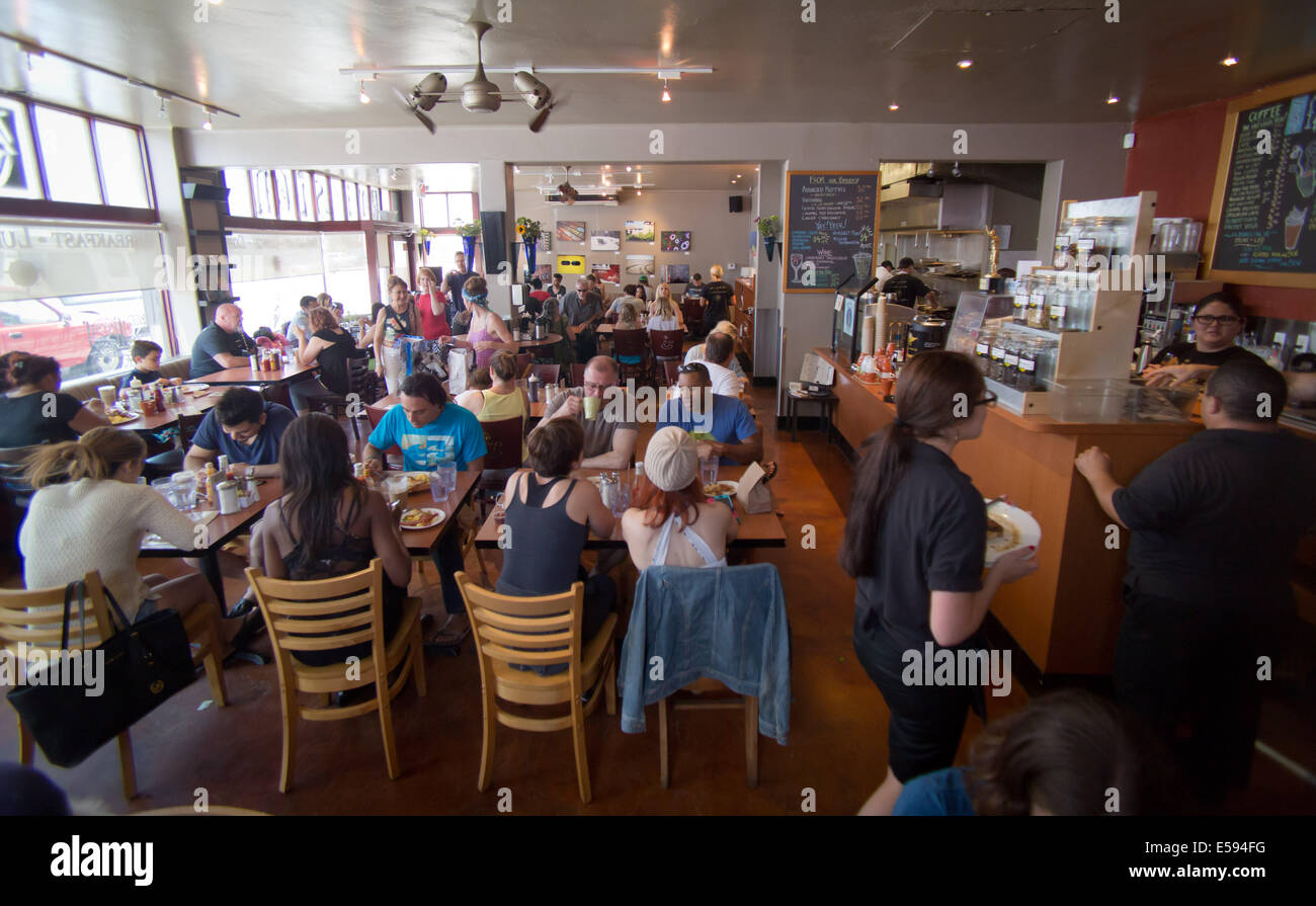 Die Mission-Restaurant ist ein sehr beliebtes Frühstück/Mittagessen Ort in Mission Beach, im Juni 2014. Stockfoto