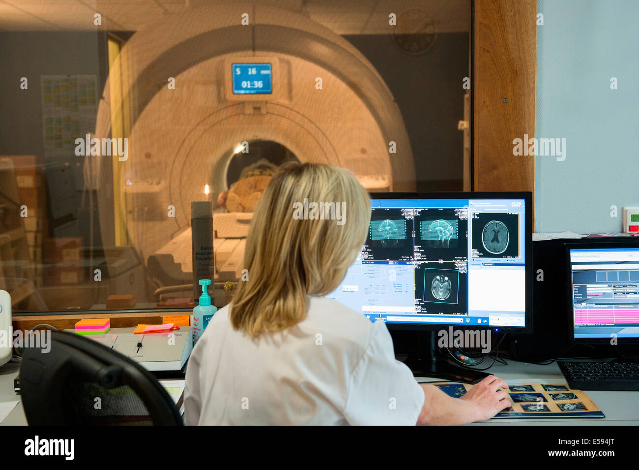Ärztin untersucht Gehirn MRI-Scan auf computer Stockfoto