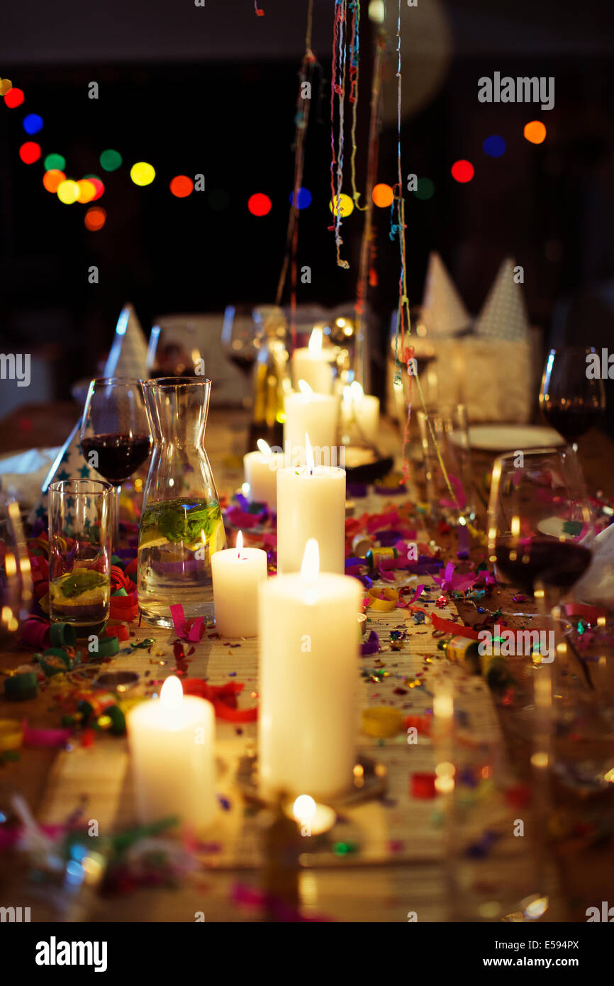 Brennende Kerzen auf Tisch auf party Stockfoto