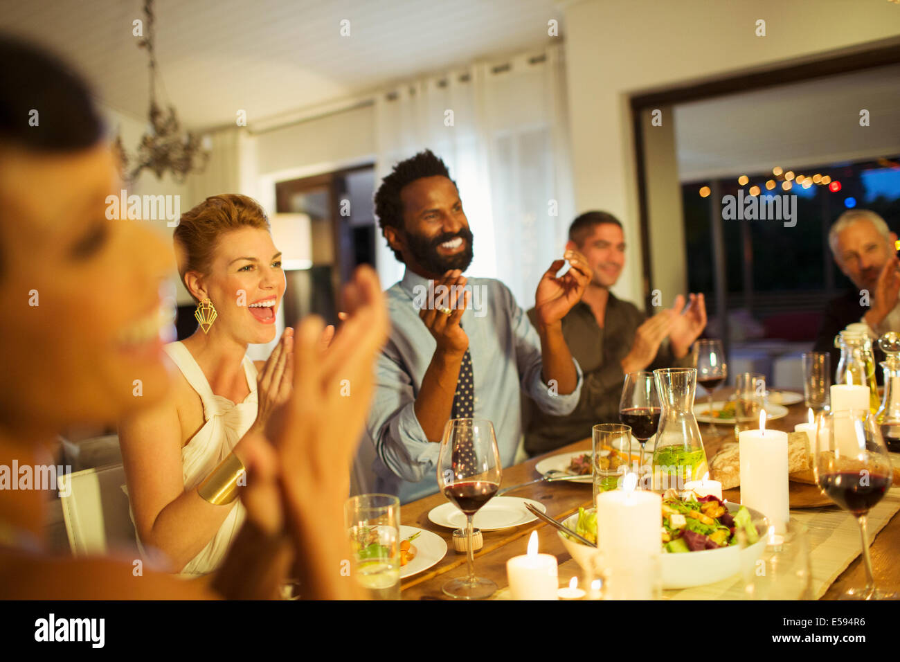 Jubel bei Dinner-Party Freunde Stockfoto