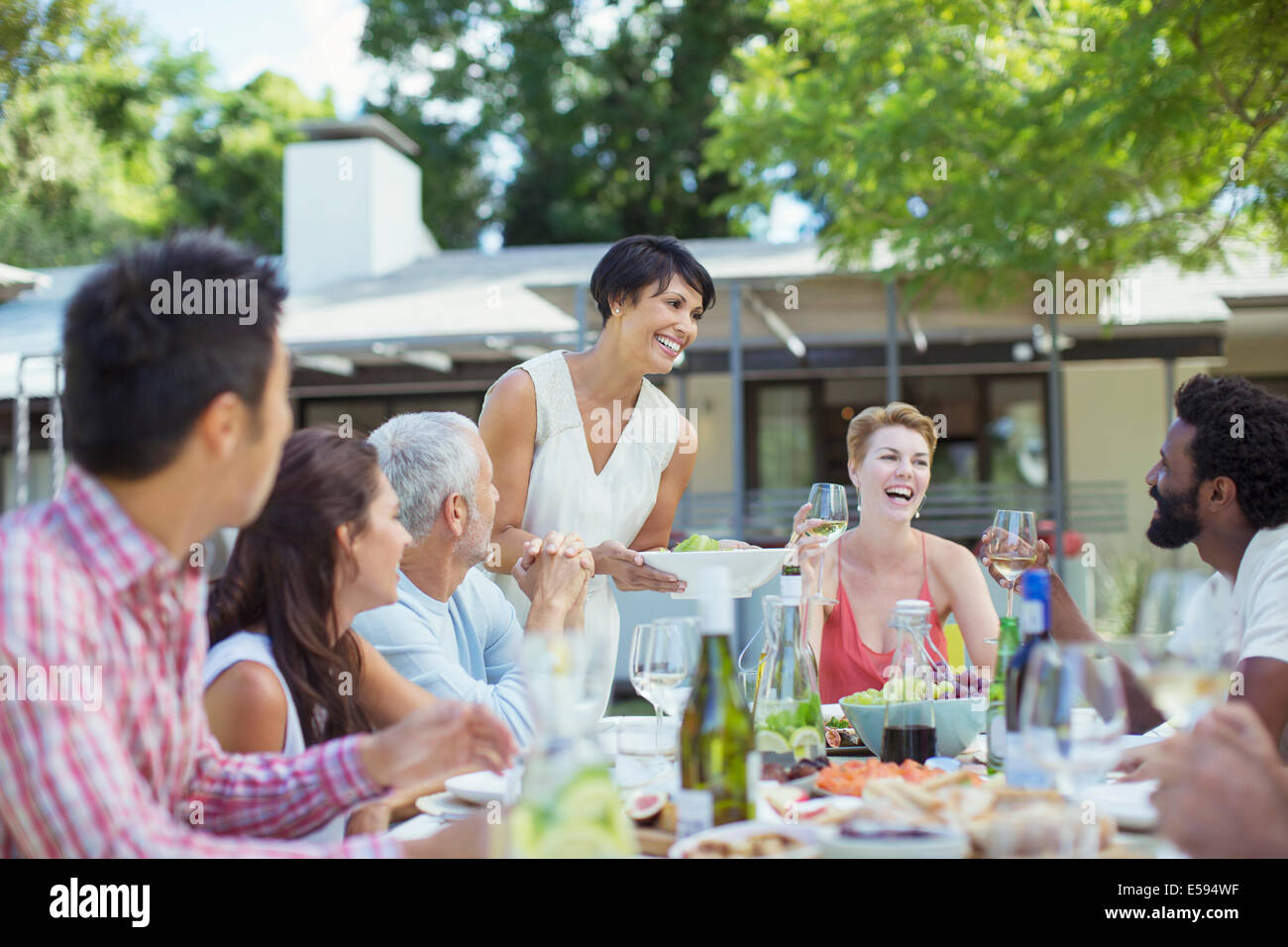 Frau mit Freunden auf party Stockfoto