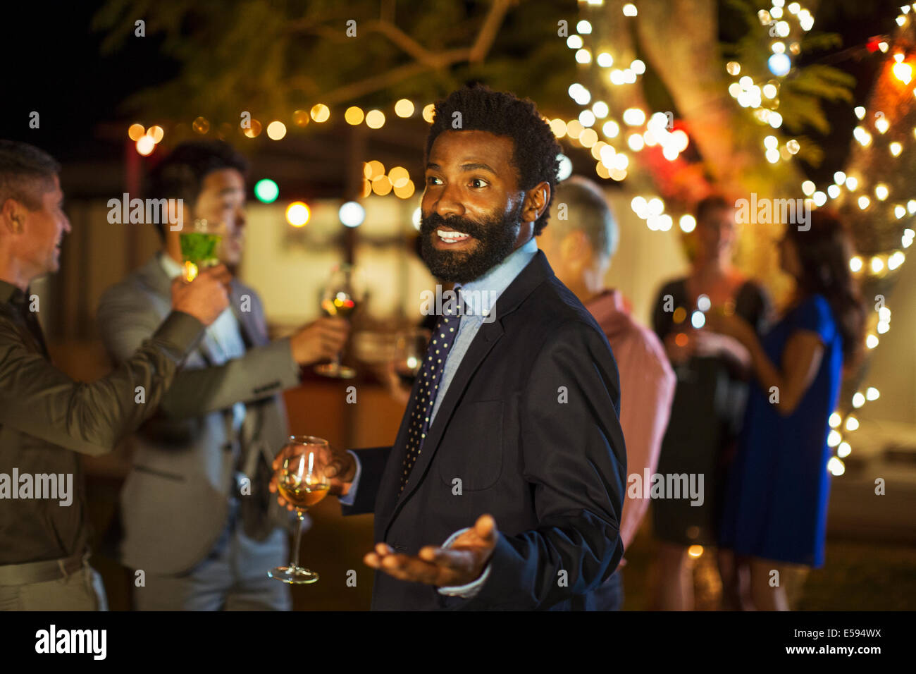 Mann, gestikulieren mit Wein auf party Stockfoto