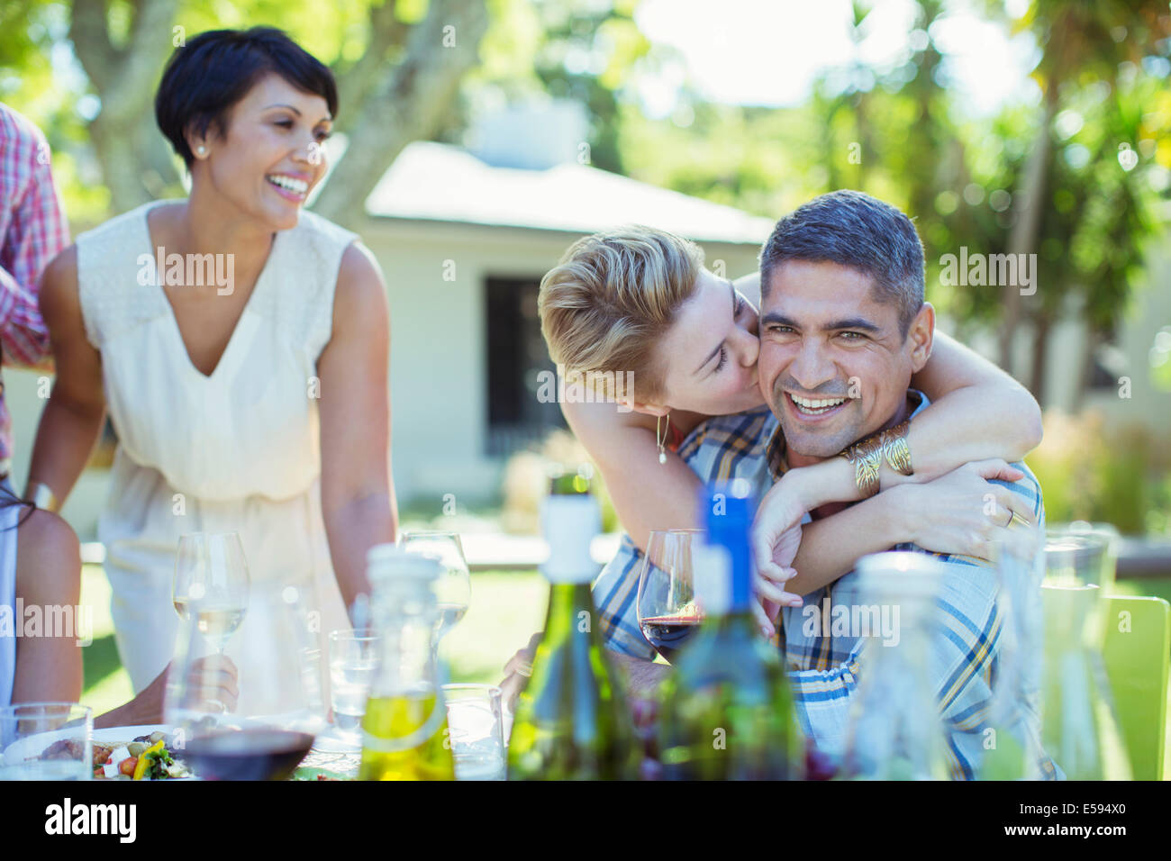 Paar küssen am Tisch im freien Stockfoto