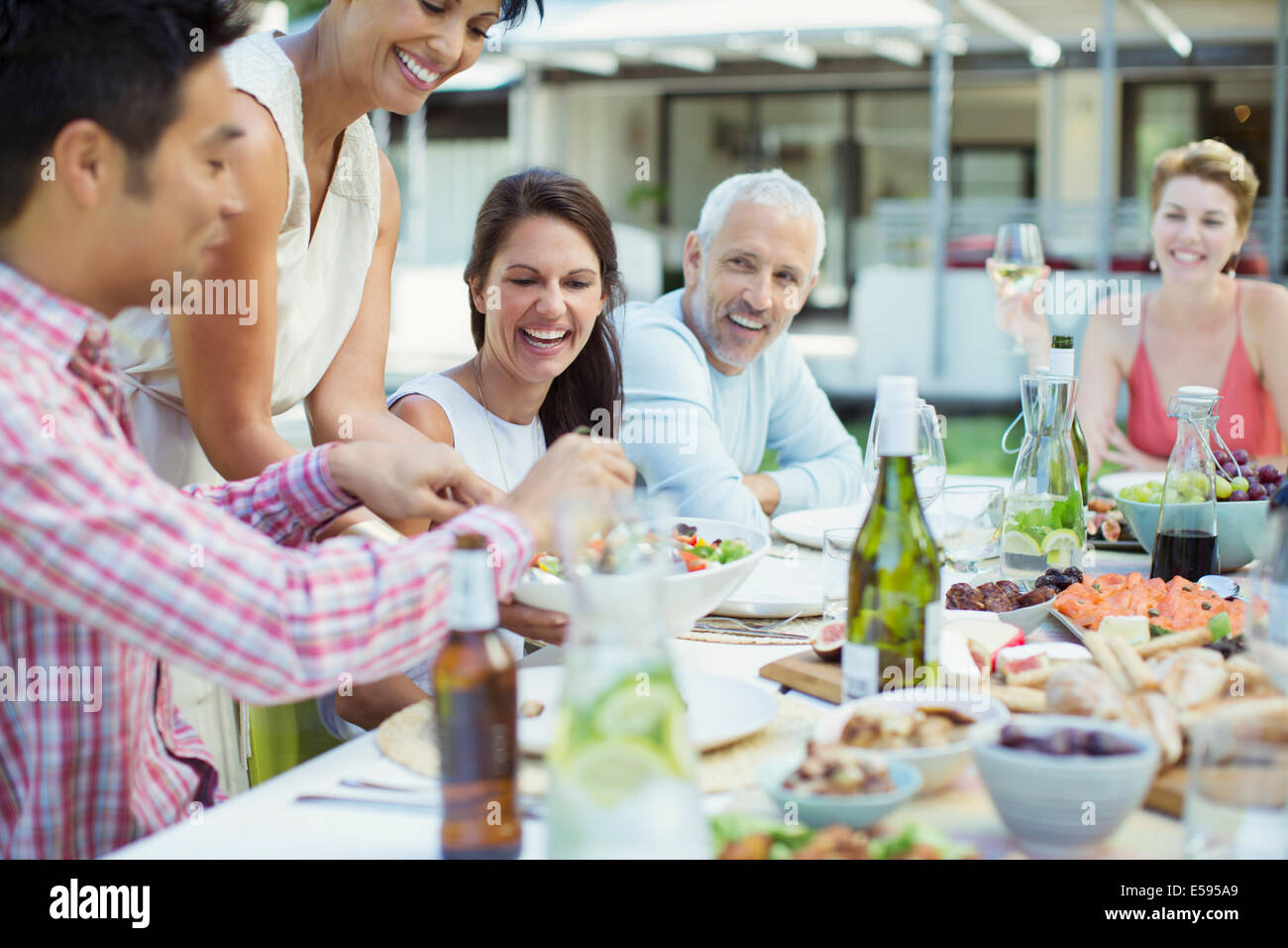 Frau mit Freunden auf party Stockfoto