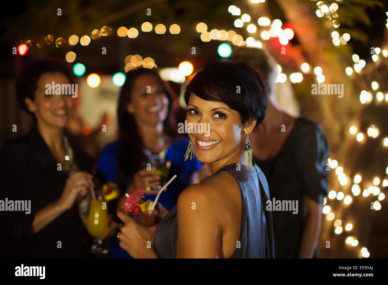 Frau lächelnd auf party Stockfoto