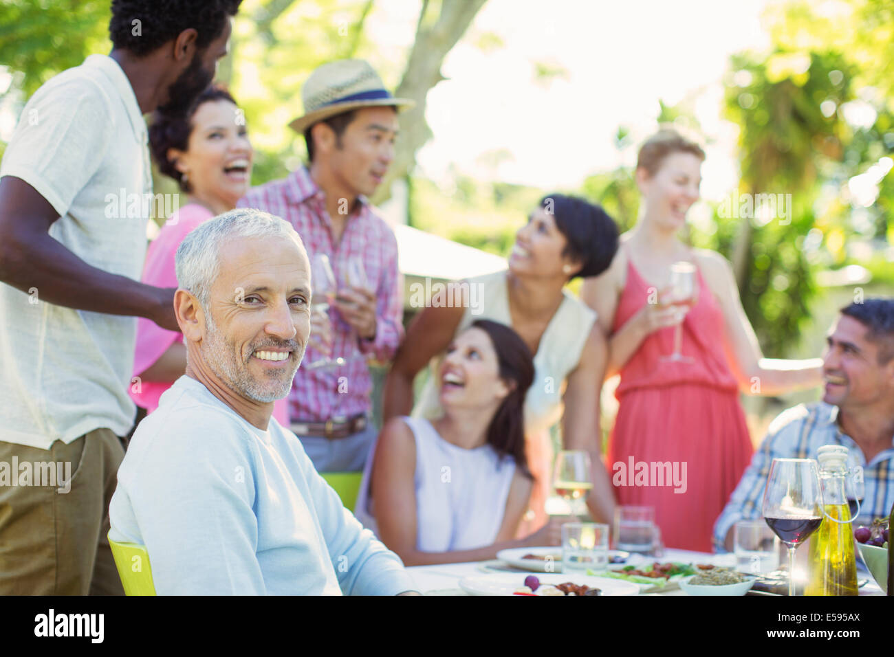 Mann lächelnd auf Party im freien Stockfoto