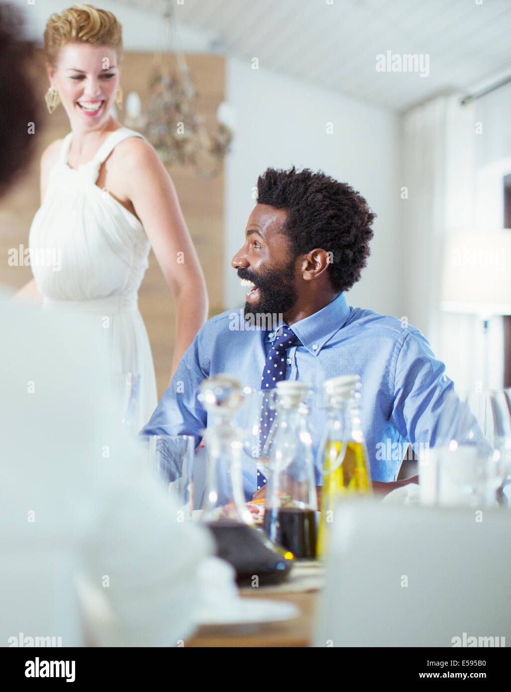 Menschen lachen bei Dinner-party Stockfoto