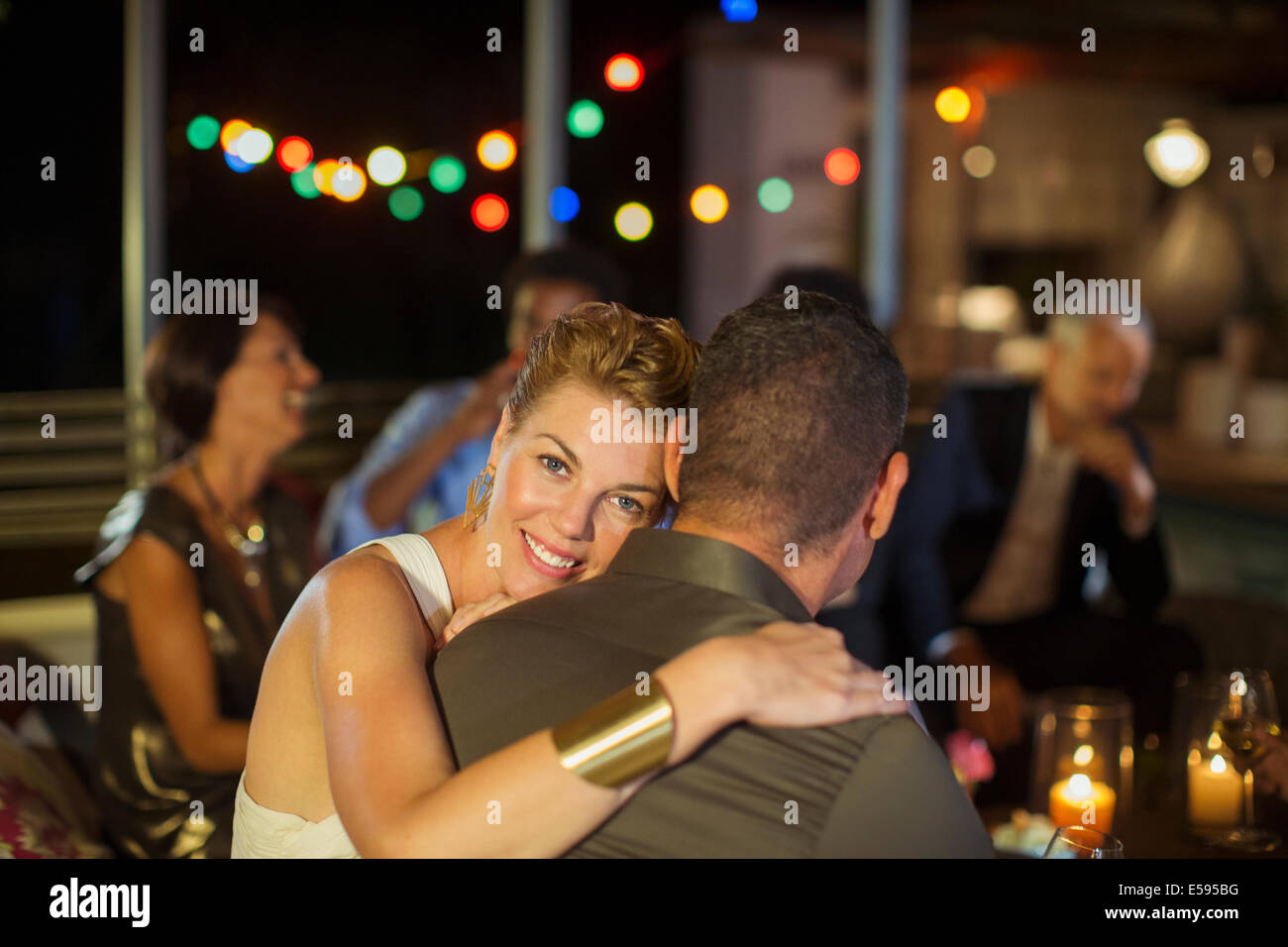 Paar umarmt auf party Stockfoto