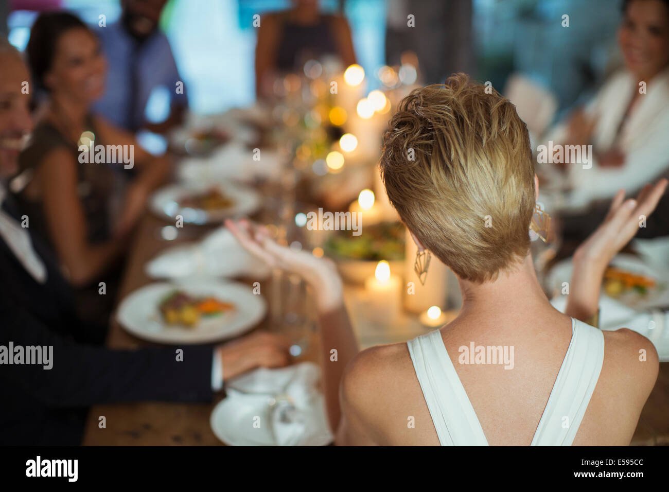Frau klatschte bei Dinner-party Stockfoto