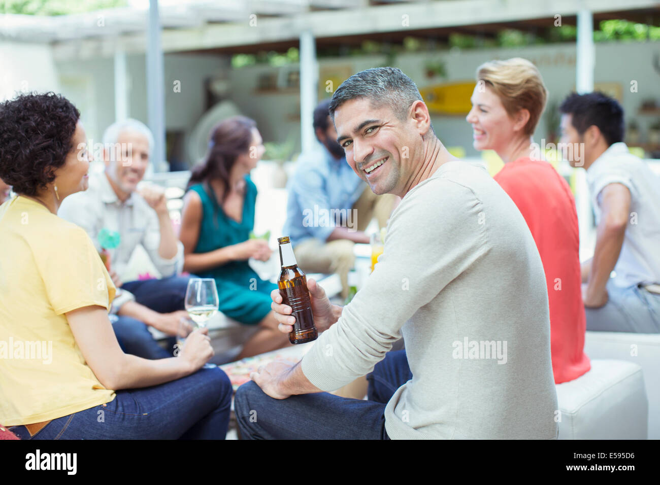 Mann lächelnd auf party Stockfoto