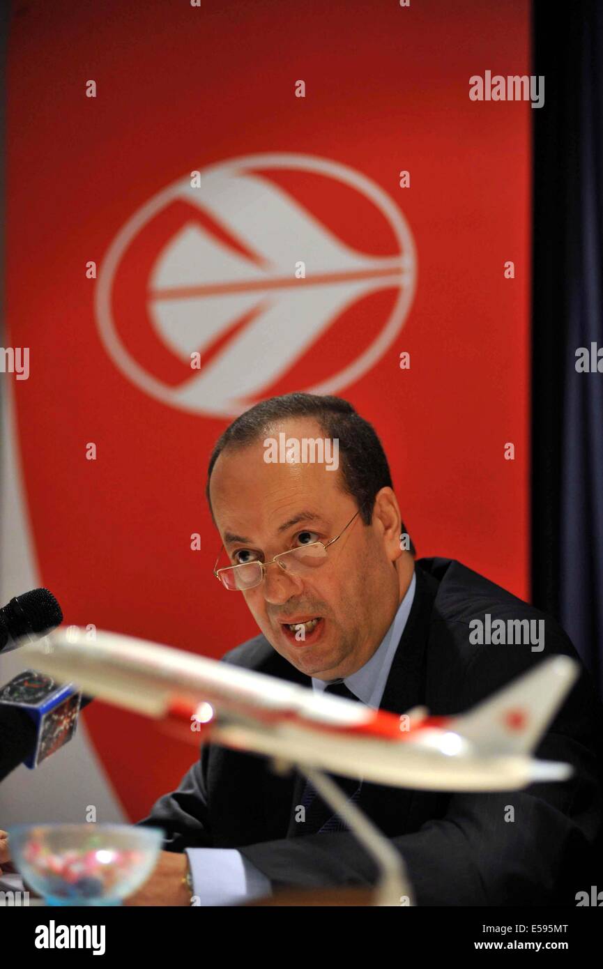 Datei-PIX: Beijing, China. 24. Juli 2014. Diese Datei Foto auf auf 6. Juli 2011, zeigt CEO der algerischen nationalen Fluggesellschaft Air Algerie, Mohamed Salah Boultif während einer Pressekonferenz in Algier, der Hauptstadt von Algerien spricht. Air Algerie sagte am Donnerstag, dass es Kontakt mit einem Flugzeug 50 Minuten verloren, nachdem das Flugzeug von Ouagadougou, der Hauptstadt von Burkina Faso, auf dem Weg nach Algier flog. Bildnachweis: Mohamed Kadri/Xinhua/Alamy Live-Nachrichten Stockfoto