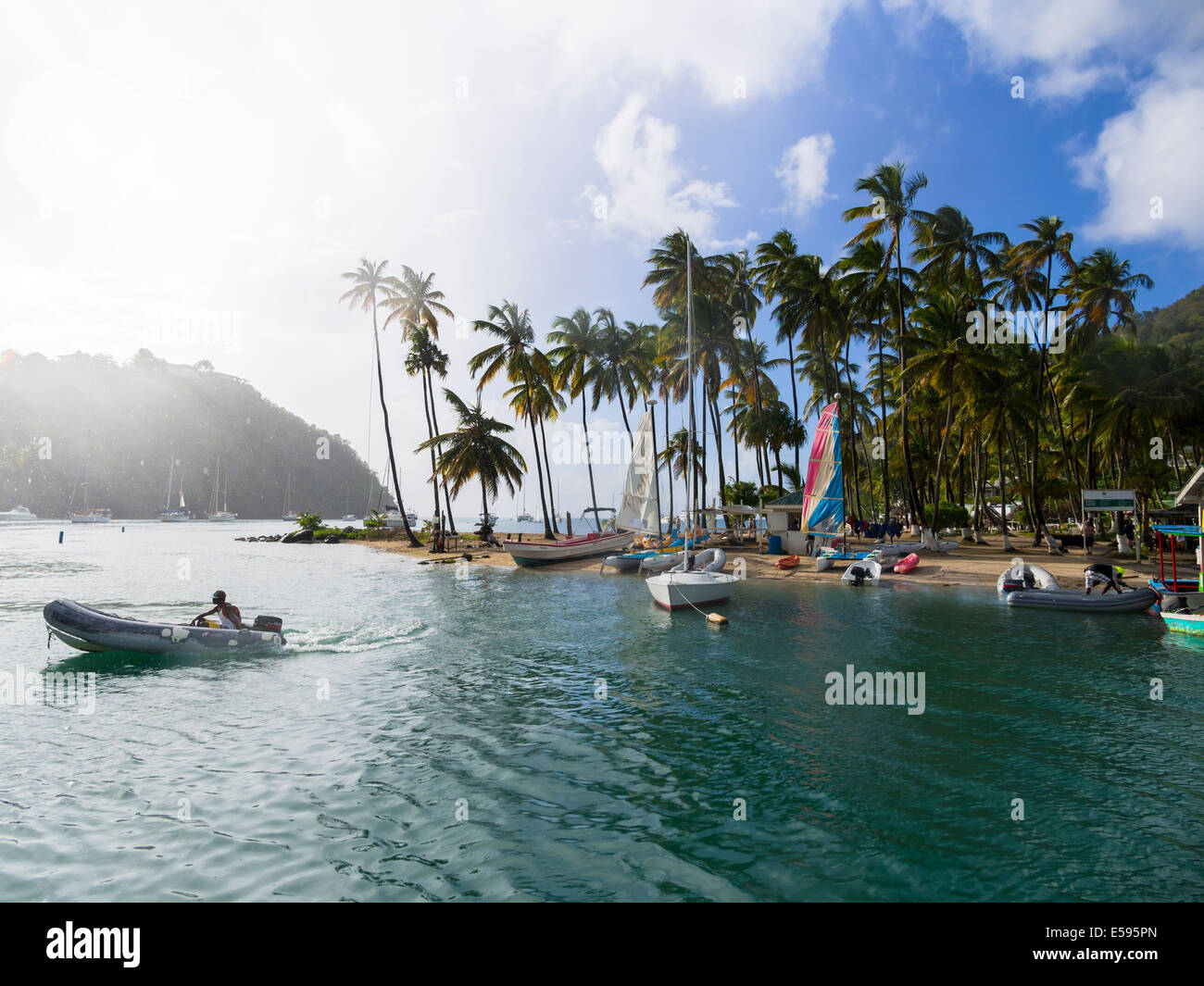 Karibik, Antillen, kleine Antillen, St. Lucia, Marigot Bay, Strand mit Palmen, regnerisches Wetter Stockfoto