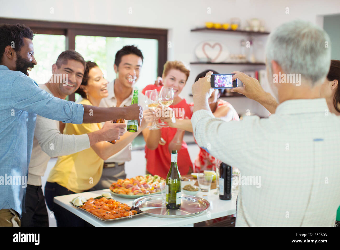 Mann unter Bild von Freunden auf party Stockfoto