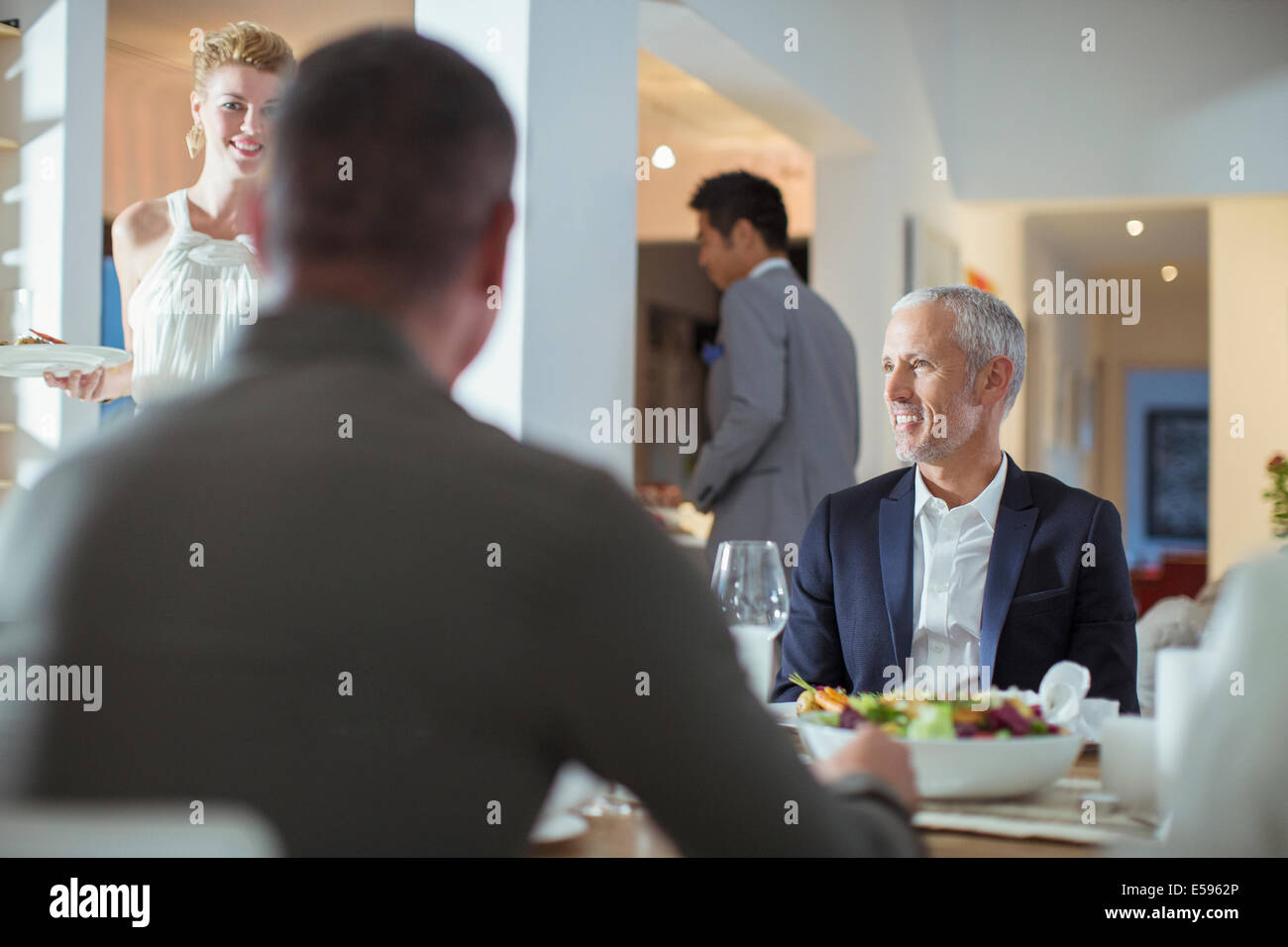 Mann lächelnd am Tisch bei Dinner-party Stockfoto