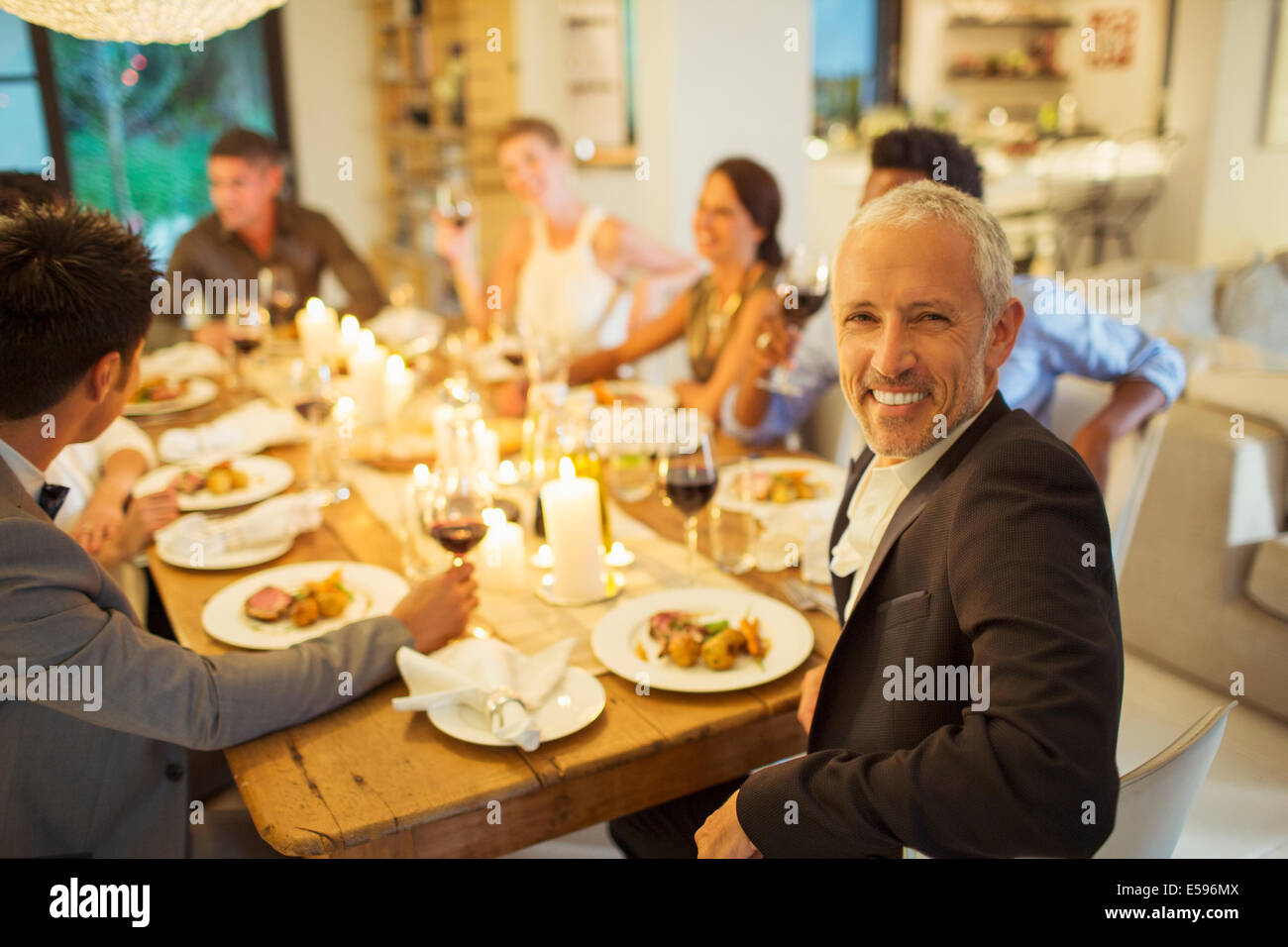 Mann lächelte Dinner-party Stockfoto