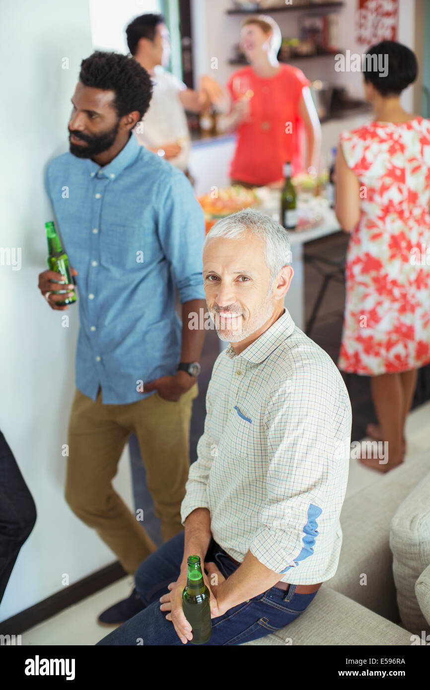 Mann lächelnd auf party Stockfoto