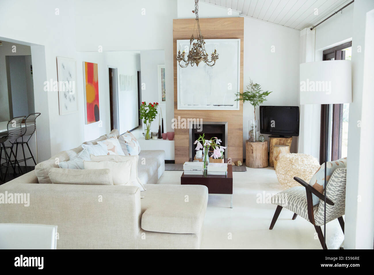 Sofa, Couchtisch und Kamin im modernen Wohnzimmer Stockfoto