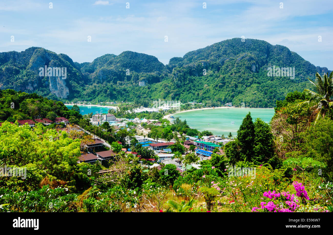 Blick auf die Insel Phi Phi Don aus dem Aussichtspunkt, Süden von Thailand. Stockfoto