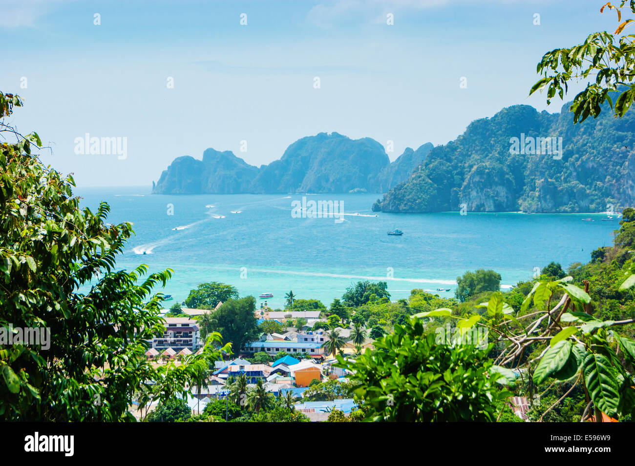 Blick auf die Insel Phi Phi Don aus dem Aussichtspunkt, Süden von Thailand. Stockfoto