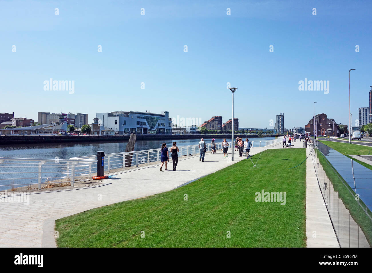 Neu renovierte Clyde Uferpromenade und Liegewiese am Lancefield Quay in Glasgow Schottland Stockfoto