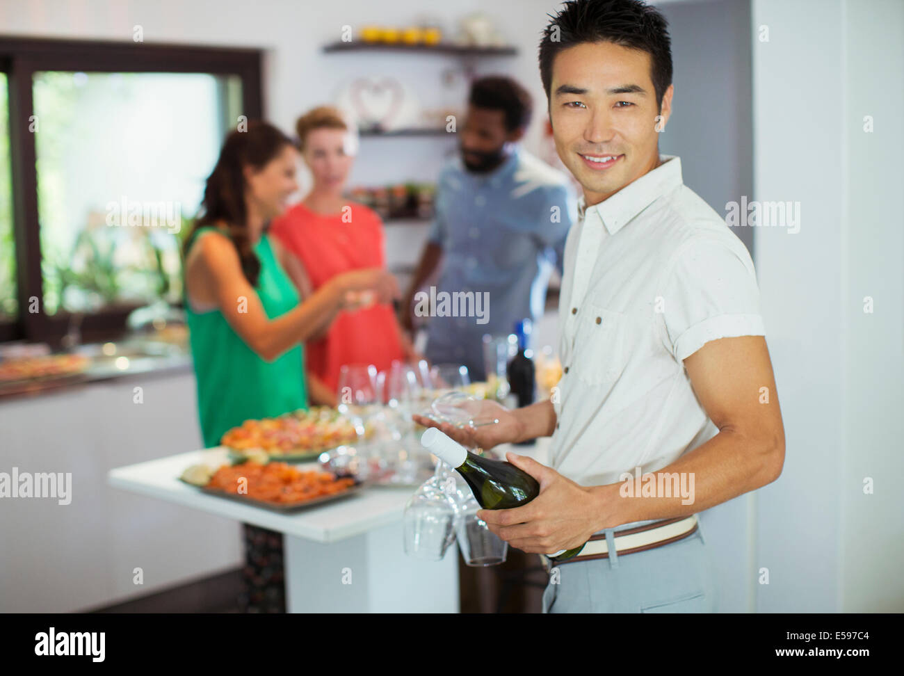 Mann mit Flasche Wein auf party Stockfoto