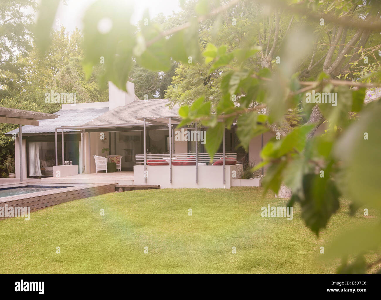 Pool und Liegewiese im Garten des modernen Hauses Stockfoto