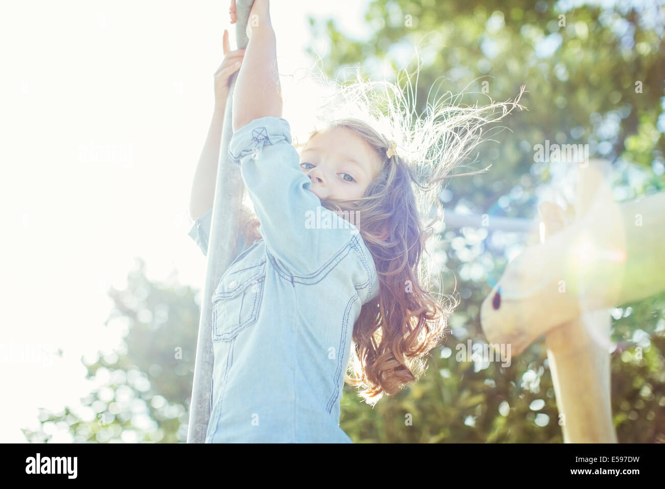 Kinder Klettern im freien Stockfoto