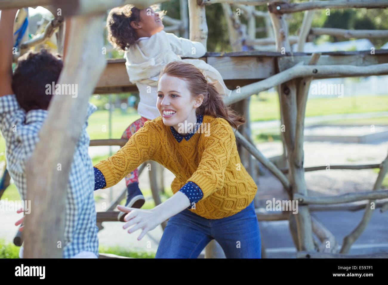 Schüler und Lehrer spielen im freien Stockfoto