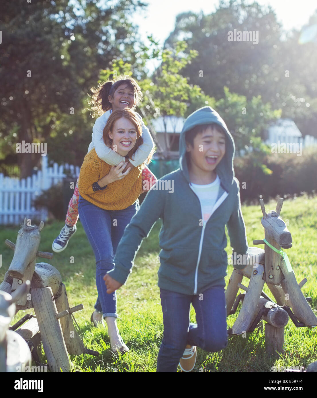 Schüler und Lehrer walking im freien Stockfoto