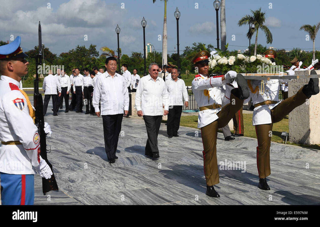 Santiago De Kuba, Santiago De Cuba. 23. Juli 2014. Chinesischen Staatspräsidenten Xi Jinping (2. L vorne), mit dem begleiten der kubanische Staatschef Raul Castro, besuchen eine Kranzniederlegung am Grab von Jose Marti, ein kubanischer Nationalheld und eine wichtige Figur in der lateinamerikanischen Literatur, in Santiago De Cuba, der kubanischen "Heldenstadt", 23. Juli 2014. XI besuchte am Mittwoch die zweitgrößte Stadt von Kuba, Santiago De Cuba. Bildnachweis: Ma Zhancheng/Xinhua/Alamy Live-Nachrichten Stockfoto