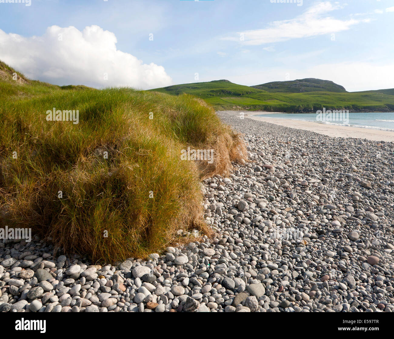 Niedrigen Winkel Blick auf Kieselsteinen, sandigen Strand und Dünen Vegetation auf Traigh Siar Strand, Vatersay, Barra, äußeren Hebriden, Schottland Stockfoto