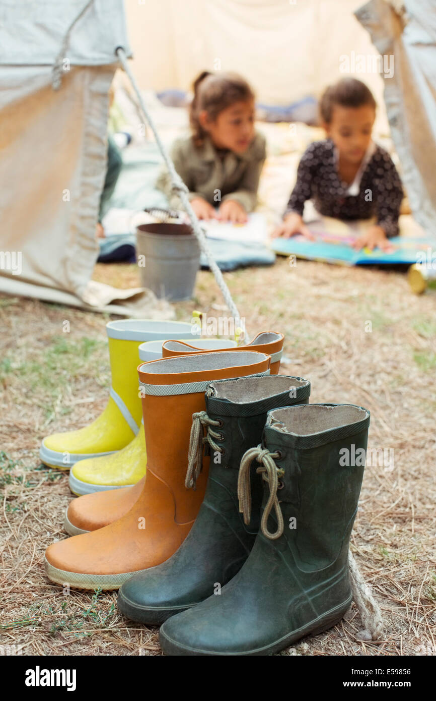 Lackoptik aufgereiht außerhalb Zelt am Campingplatz Stockfoto