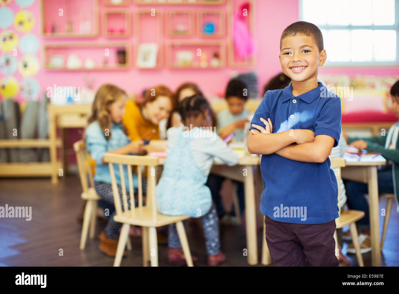 Schüler im Klassenzimmer lächelnd Stockfoto