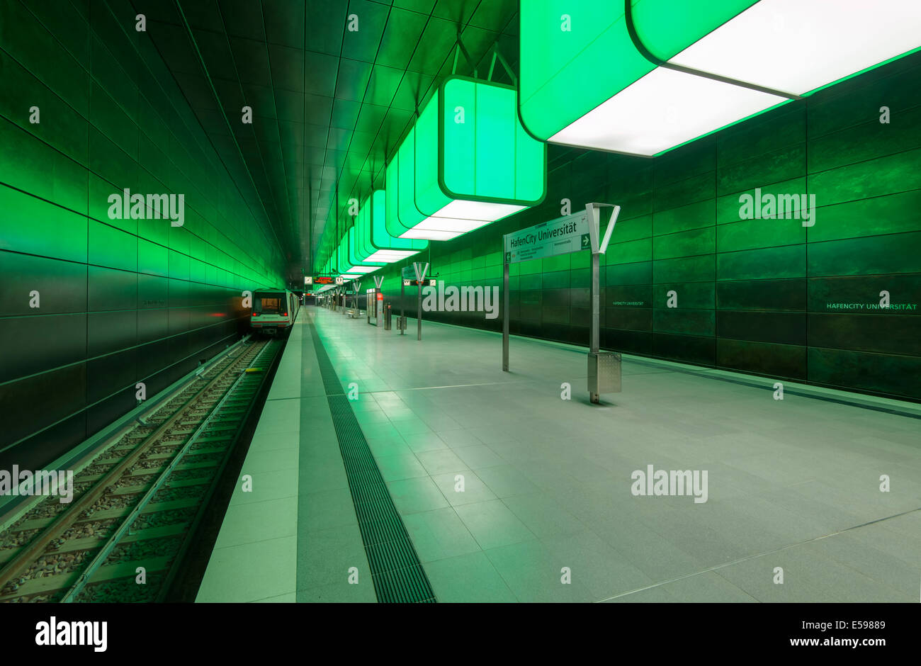 Deutschland, Hamburg, u-Bahnstation HafenCity Universität mit u-Bahn Stockfoto