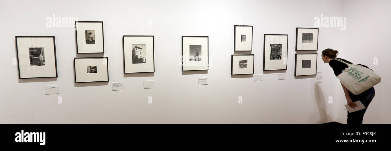Berlin, Deutschland. 24. Juli 2014. Eine Frau schaut Bilder des amerikanischen Fotografen Walker Evans in der Ausstellung "Walker Evans. Ein Lebenswerk "im Martin-Gropius-Bau in Berlin, Deutschland, 24. Juli 2014. Die Ausstellung zeigt mehr als 200 original-Prints von dem berühmten amerikanischen Photographert (1903-1975). Foto: WOLFGANG KUMM/Dpa/Alamy Live News Stockfoto
