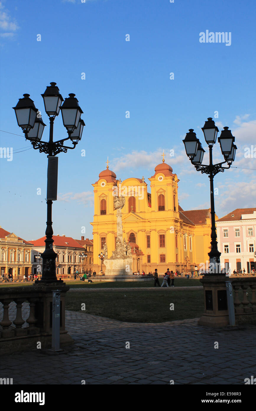 Katholische Kirche zwischen zwei Straßenlaterne in Timisoara, Rumänien Stockfoto