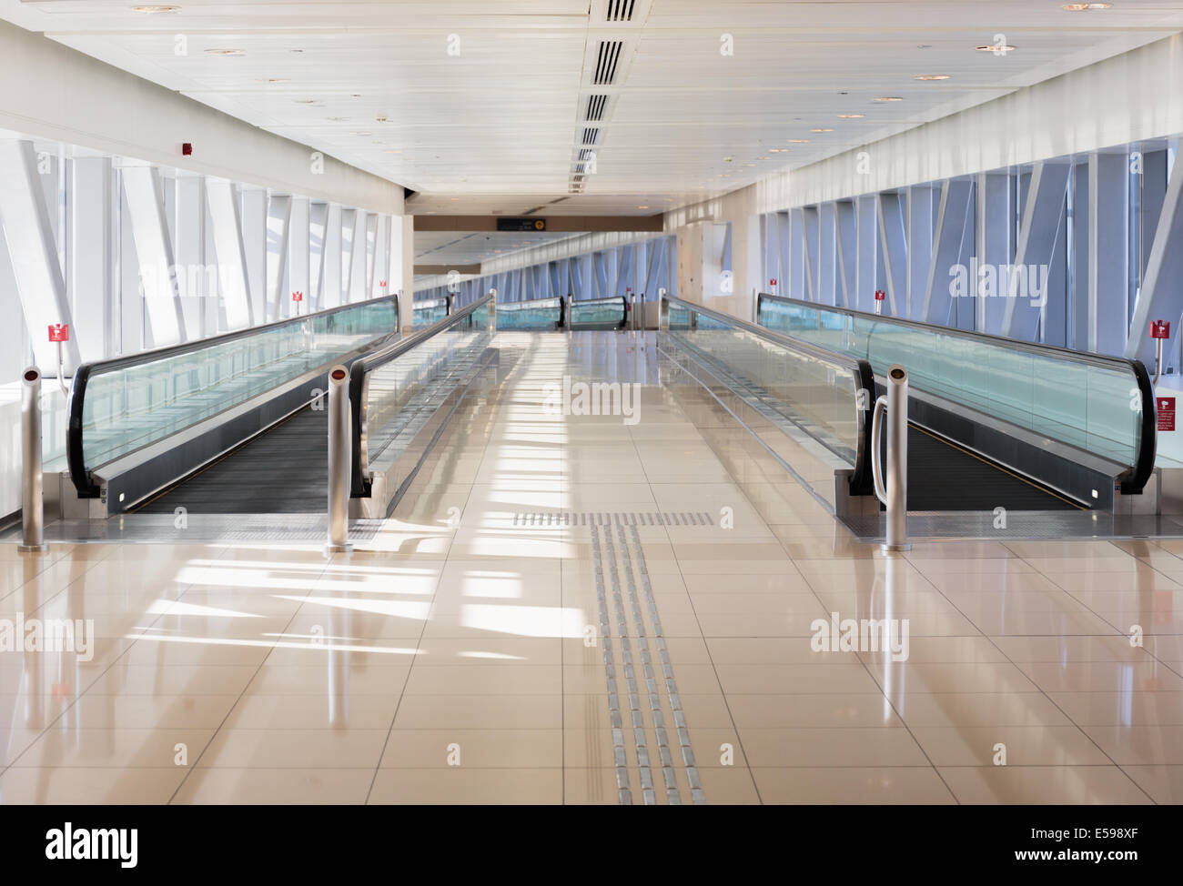 DUBAI, Vereinigte Arabische Emirate - 31 Oktober: Innenraum der u-Bahnstation in Dubai. U-Bahn als weltweit längste vollautomatische u-Bahn-Netz (75 km) auf O Stockfoto