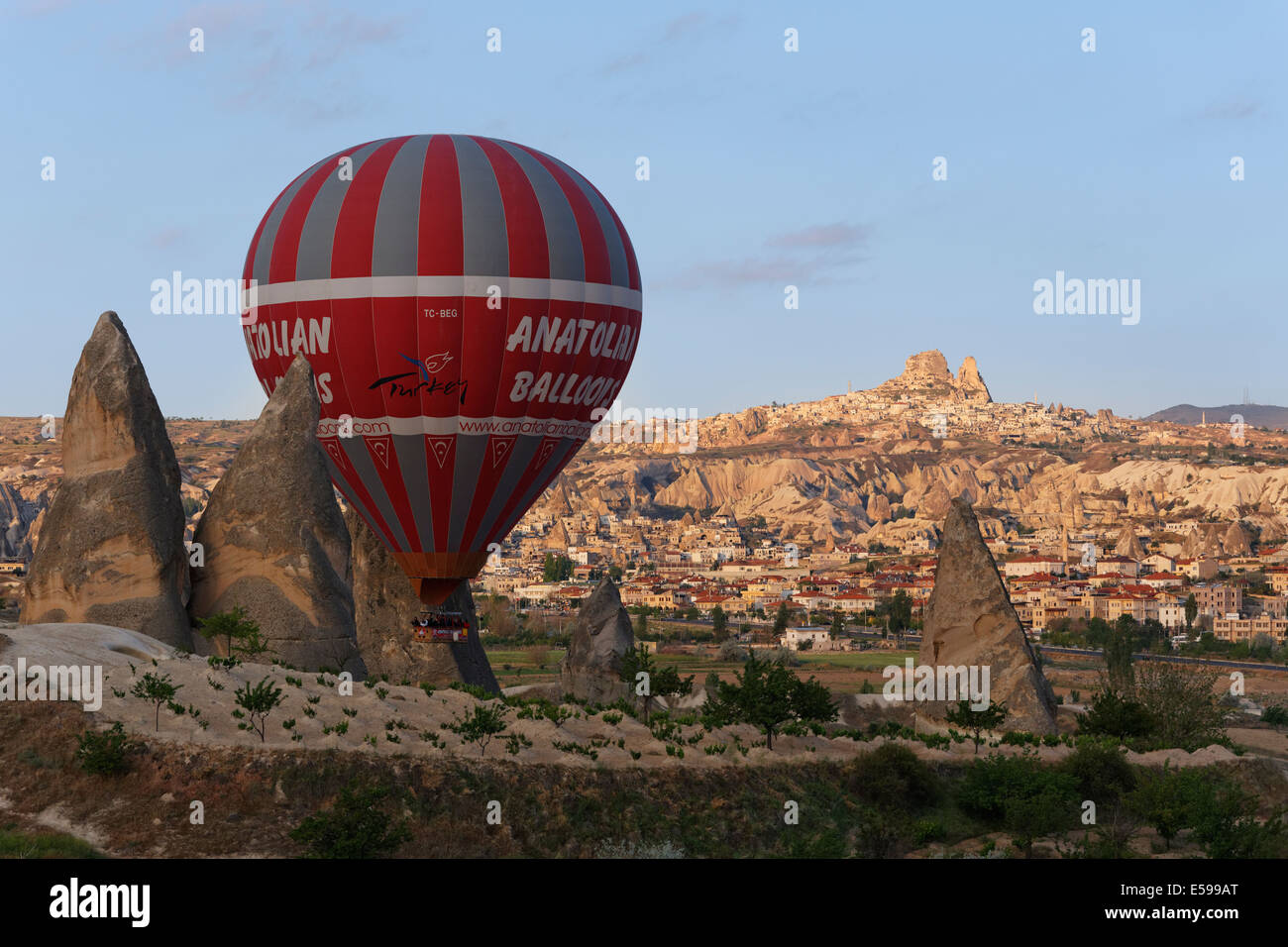Türkei, Ost-Anatolien, Kappadokien, Heißluftballon vor den Dörfern Göreme und Uchisar Stockfoto