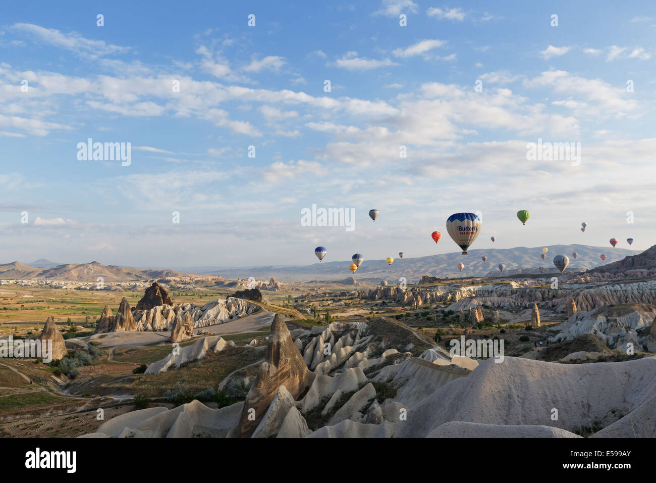 Türkei, Ost-Anatolien, Kappadokien, Heißluftballons über Tuff Felsformationen bei Göreme Nationalpark Staubsaugen Stockfoto