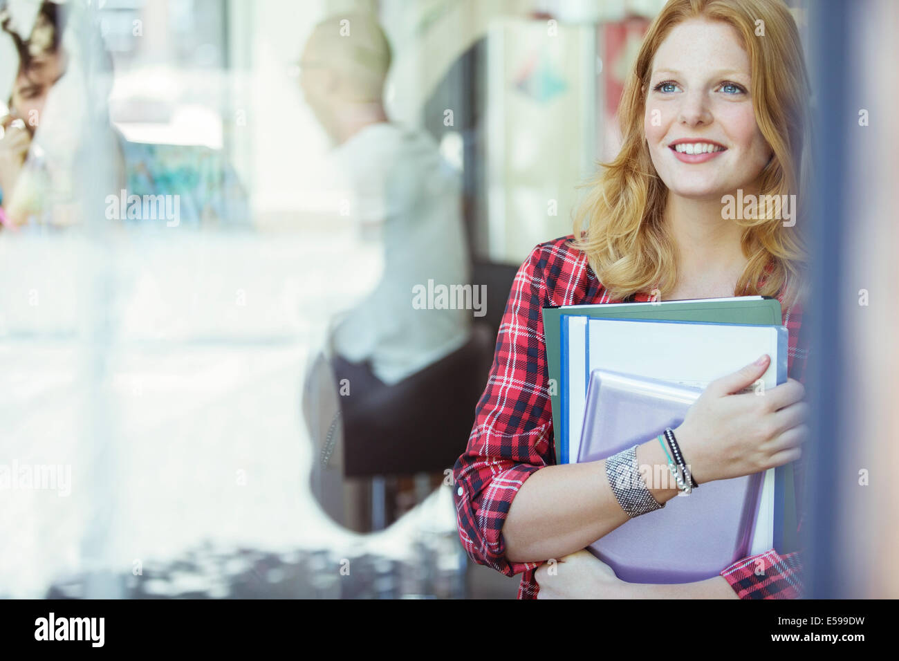 Frau mit Bindemittel im freien Stockfoto