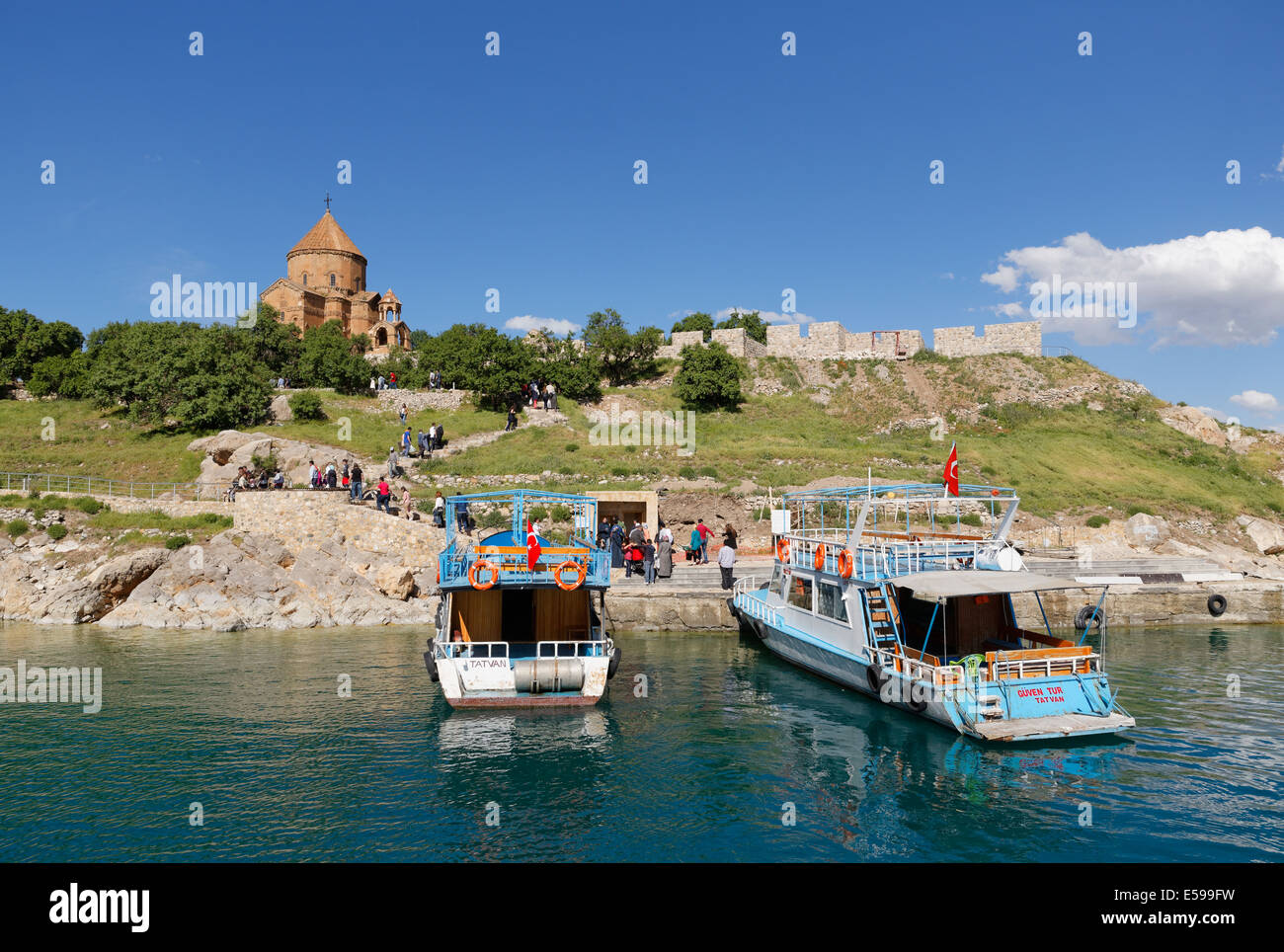 Türkei, Provinz Van Akdamar Van-See, Insel Akdamar Insel, Kirche des Heiligen Kreuzes, Boot am Bootssteg Stockfoto