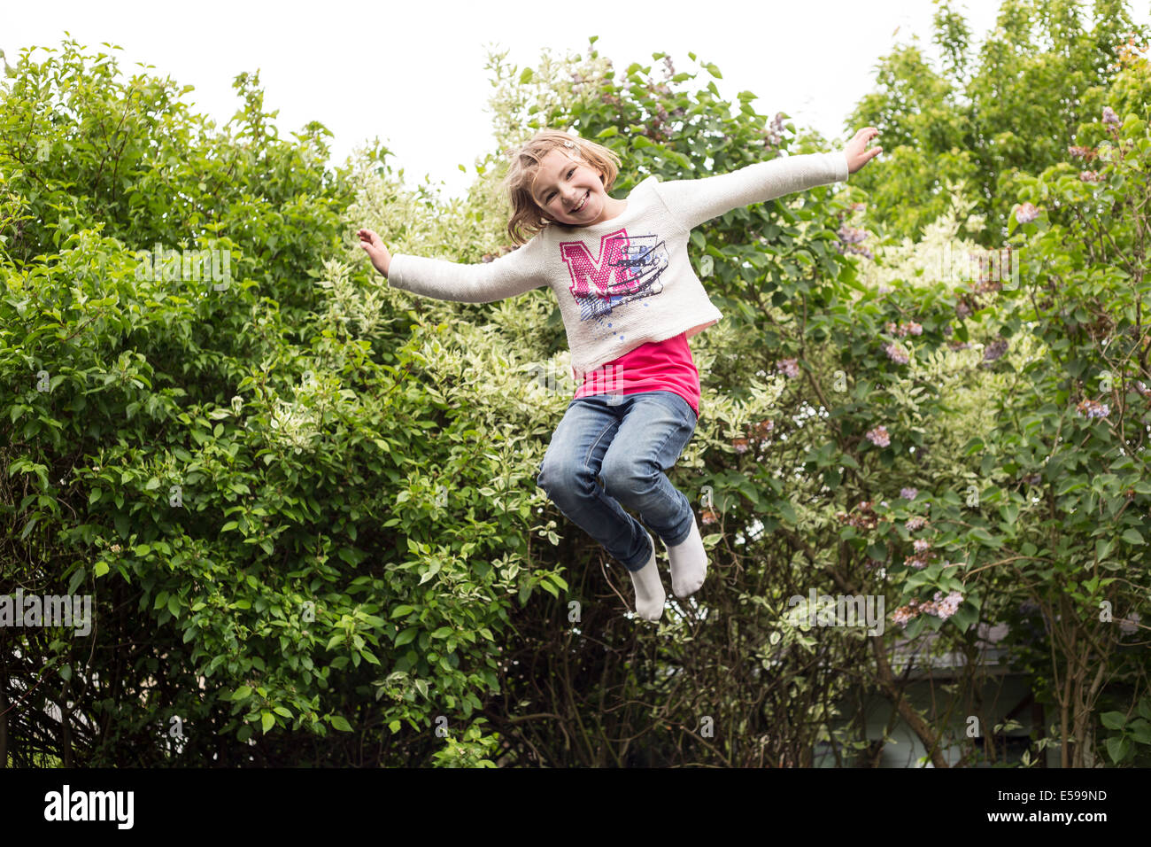 Kleines Mädchen auf dem Trampolin springen Stockfoto