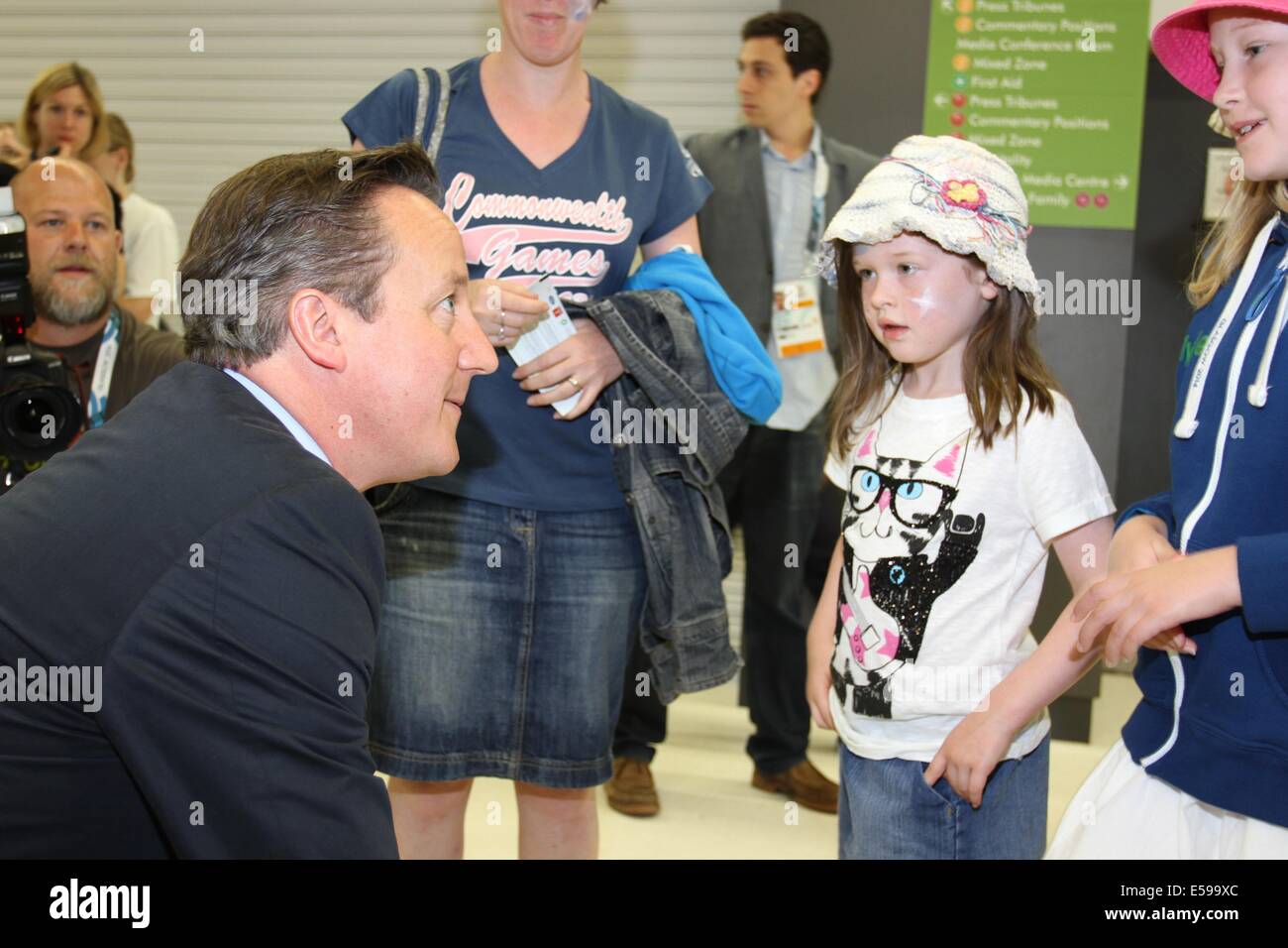Glasgow, Schottland. 24. Juli 2014. Der britische Premierminister David Cameron besucht das Sir Chris Hoy Velodrom um die erste Sitzung des Titels zu sehen Radsport und Athleten und freiwilligen Kredit erfüllen: Neville Stile/Alamy Live News Stockfoto