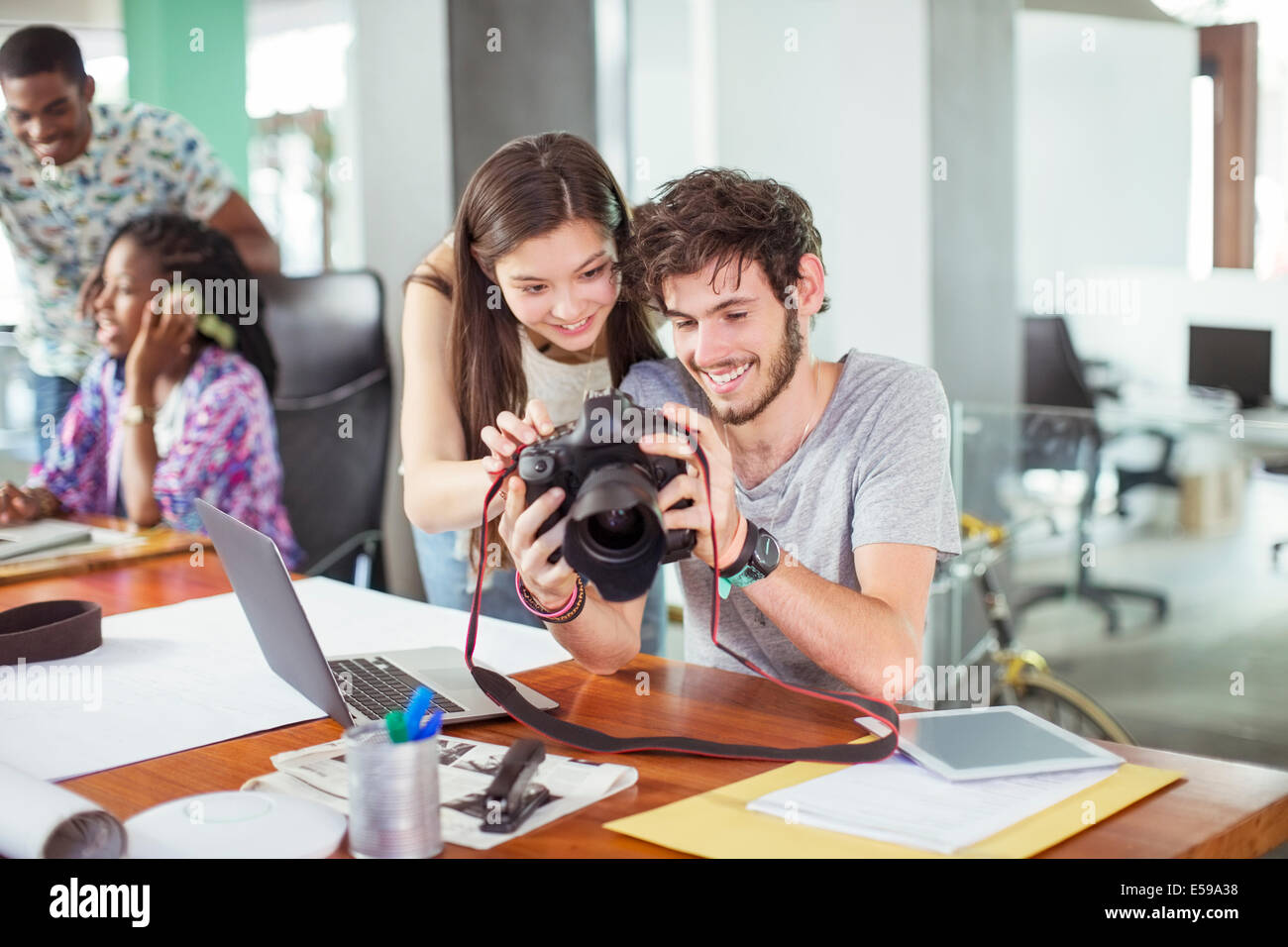 Menschen, die Überprüfung der Fotos zusammen im Büro Stockfoto